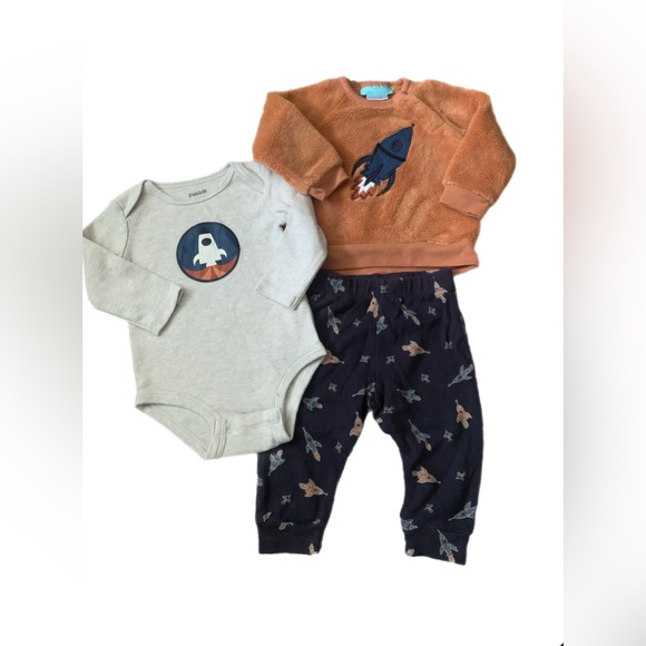 2/15$• 3 pieces PJ themed set• Spaceships• Pekkle• Baby clothing• 9 months old - Picture 1 of 6
